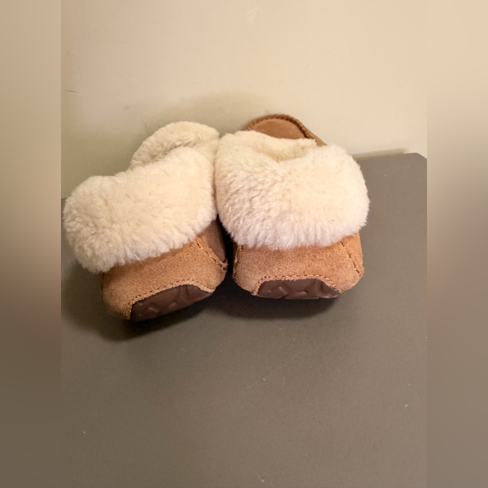 UGG Chestnut Suede Shearling Lined Slippers with Cream Fur Trim - Picture 4 of 7